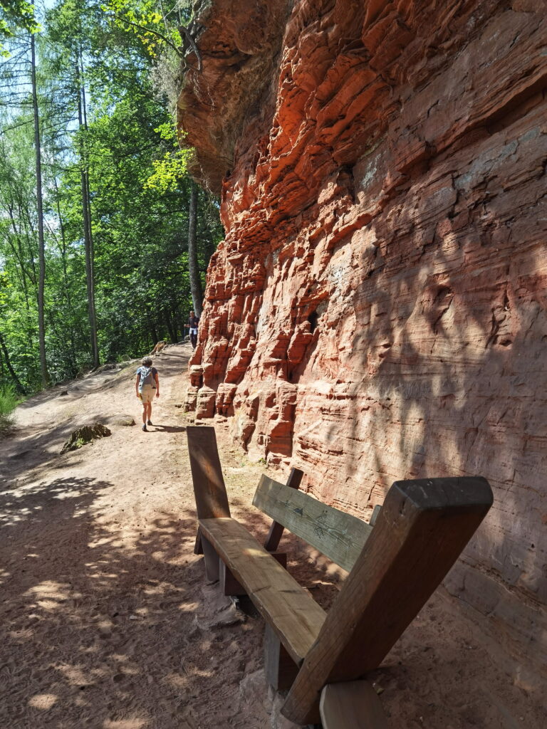 Wandern Altschlossfelsen: Entlang der Felsen laden Rastbänke zu einer Pause ein