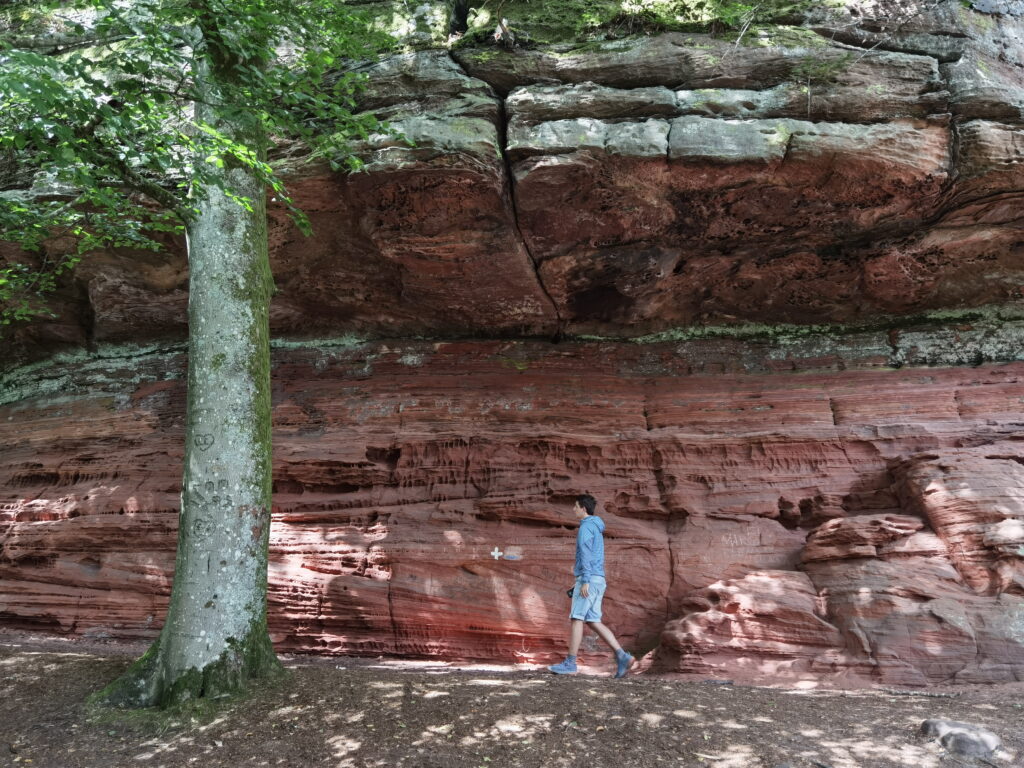 Altschlosspfad mit überhängenden Felsen