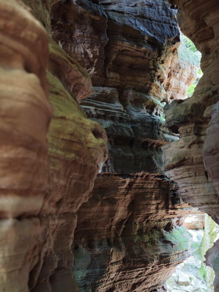 Die schönsten Stellen am Altschlosspfad sind diese Felsen